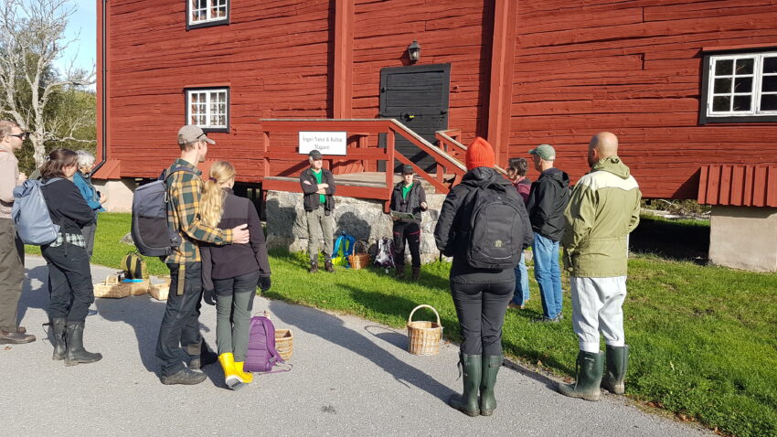 Samling inför svampturen utanför Magasinet. Lara och Peppe från Svampastiskt håller introduktion inför deltagarna.